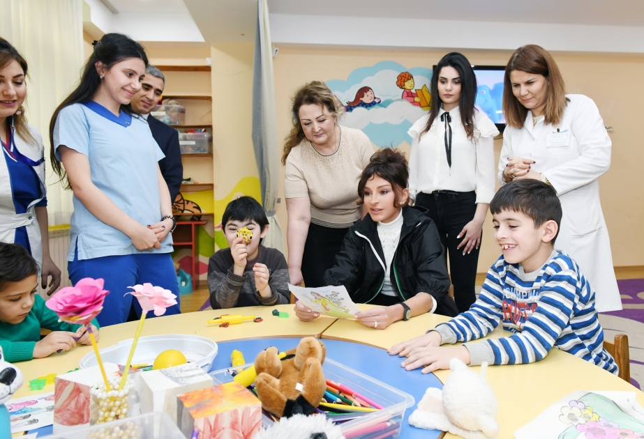 Mehriban Aliyeva visita el Centro Psiconeurológico infantil en Bakú