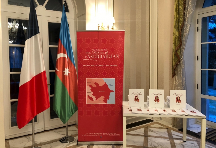 Libro que trata de las mujeres azerbaiyanas