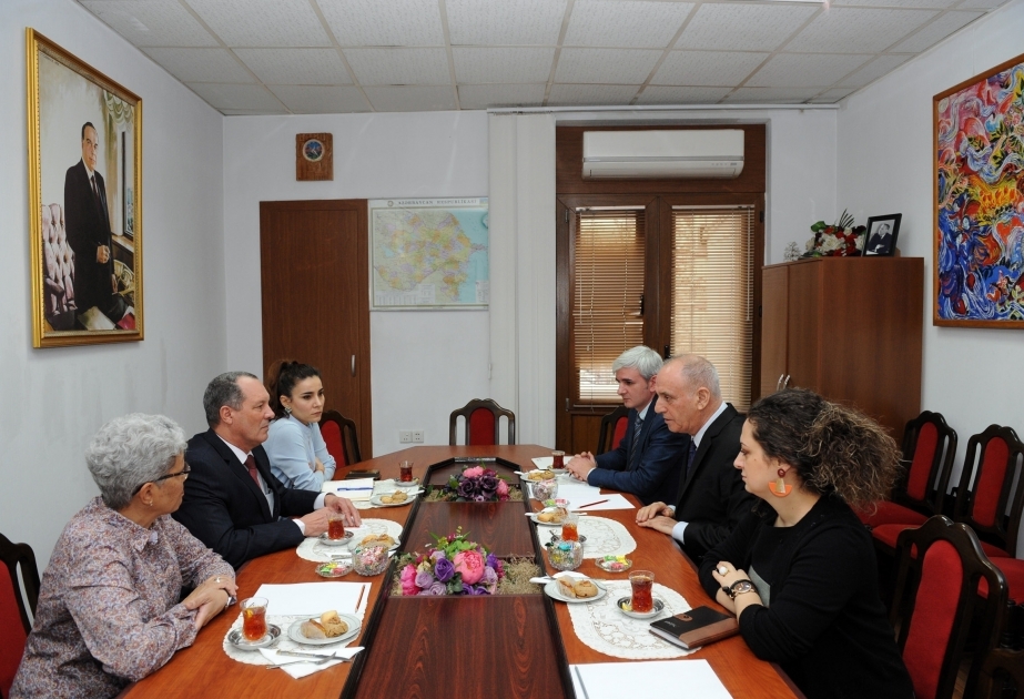 Alfredo Fidel Nieves Portuondo visita el Departamento de Información en español de AZERTAC