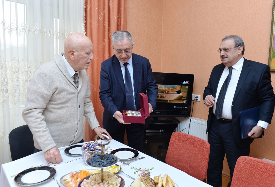 SOCAR-ın rəhbərliyi qocaman neftçini 90 illik yubileyi münasibətilə təbrik edib