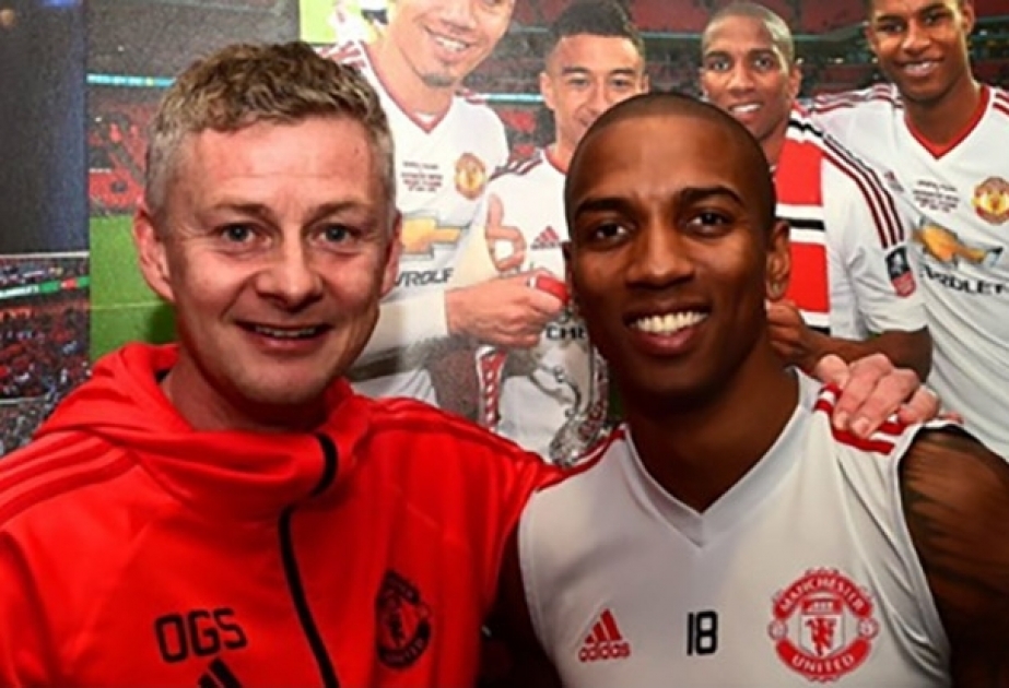 Ashley Young signs new Manchester United contract