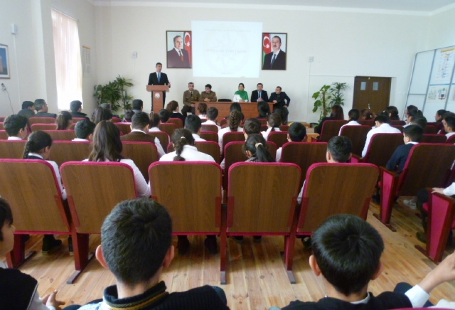 Şagirdlərə baş verə biləcək fövqəladə hadisələr zamanı davranış qaydalarına dair biliklər aşılanır