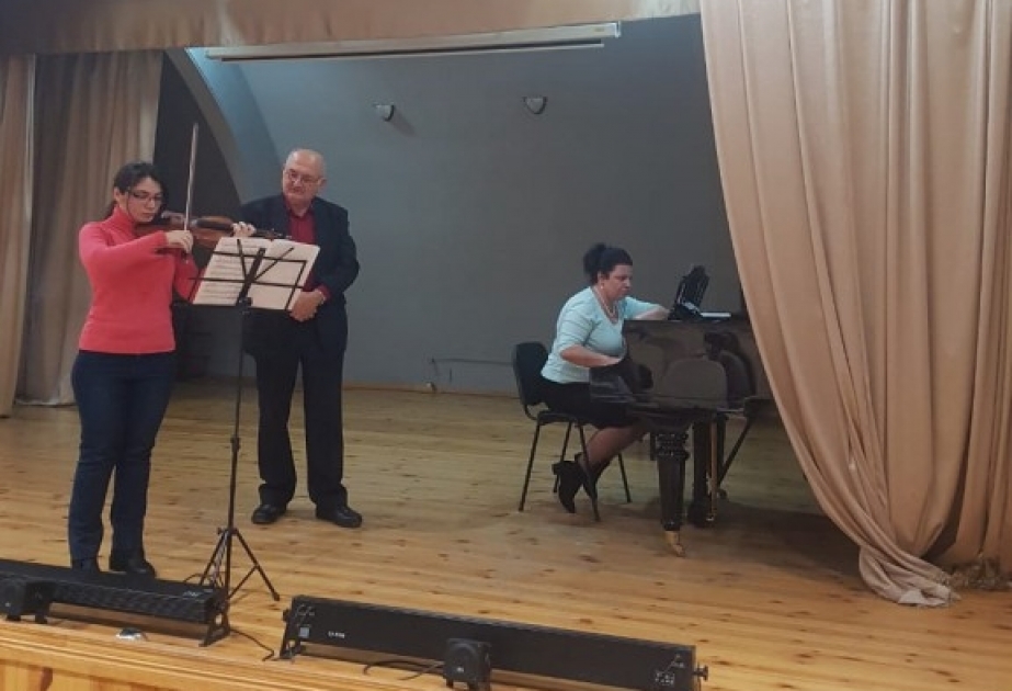 Violin ifaçısı Leonid Barştak incəsənət məktəbinin şagirdlərinə ustad dərsi keçib
