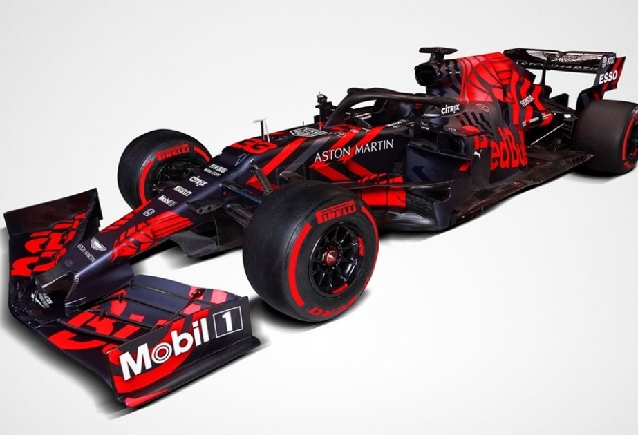 «Ред Булл» показал болид RB15 в новой красно-синей ливрее