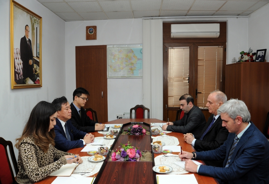 Los representantes de la Agencia Yonhap visita AZERTAC