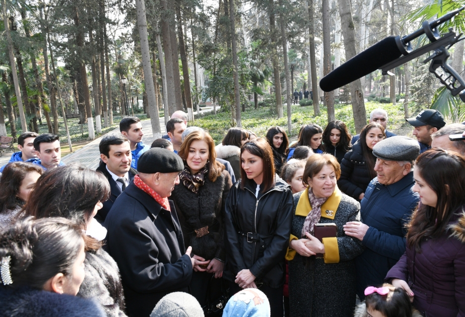 Ganja: Erste Vizepräsidentin Mehriban Aliyeva trifft sich mit Jugendlichen im Kulturpark “Khan Baghi“