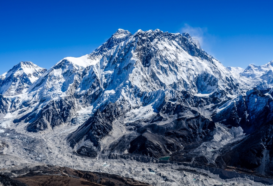 Çin Everest dağını turistlərə bağlı elan edib VİDEO