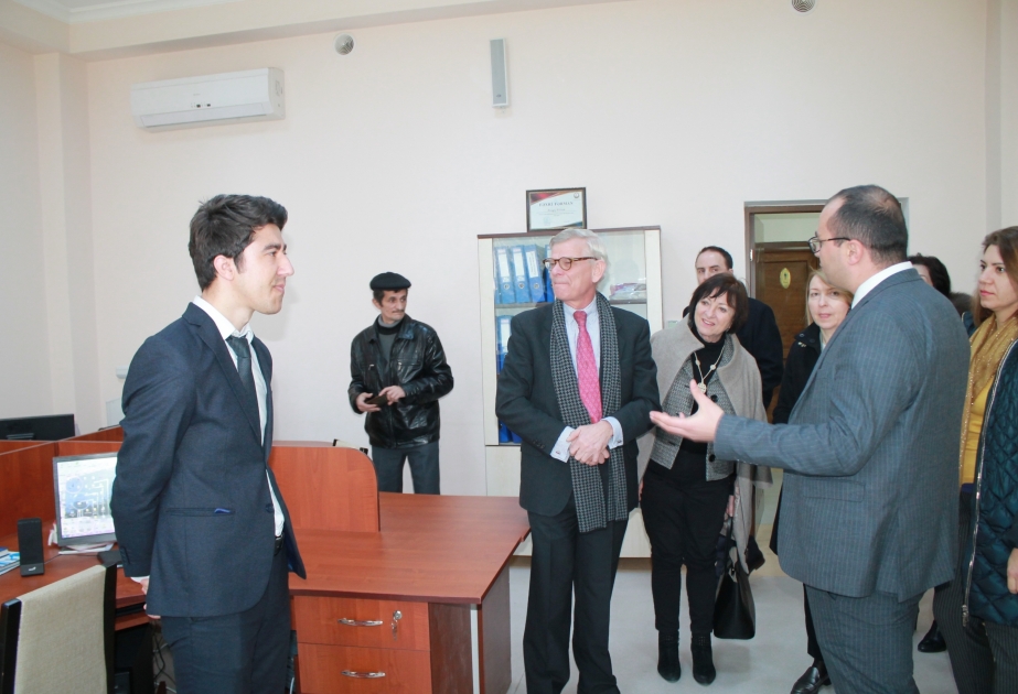 Embajador de los Países Bajos junto con un oficial de UNICEF efectúan una visita a Mingachevir