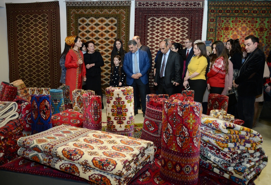 Bakıda türkmən xalçaları və zərgərlik məmulatlarından ibarət sərgi açılıb