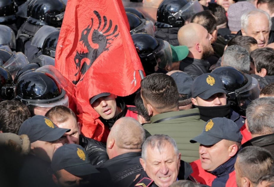 Albaniyada etirazçılar baş nazirin iqamətgahına hücum ediblər