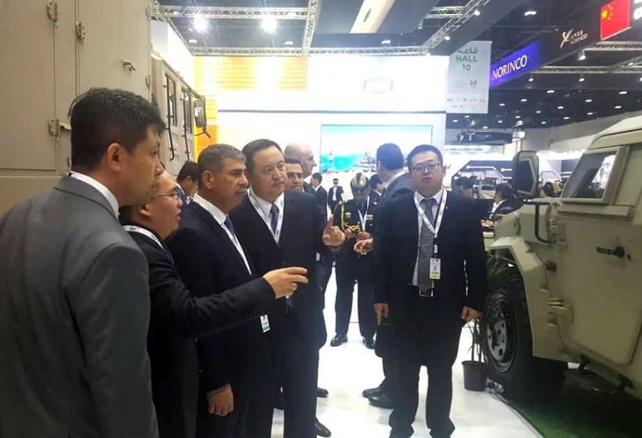 Ministro de Defensa de Azerbaiyán participa en la Exposición Internacional de Defensa IDEX-2019