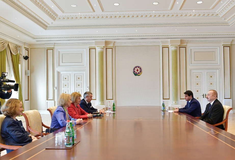 Ilham Aliyev recibe a la Baronesa Emma Nicholson