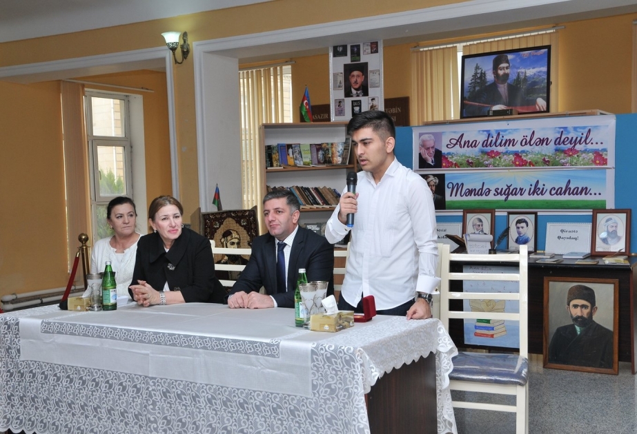 Abşeronlu məzuna layiq görüldüyü qızıl medal təqdim olunub