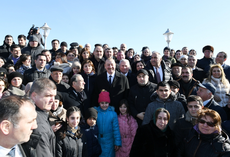 Prezident İlham Əliyev Sumqayıtın dənizkənarı bulvarında şəhərin sakinləri ilə görüşüb  YENİLƏNİB-2 VİDEO