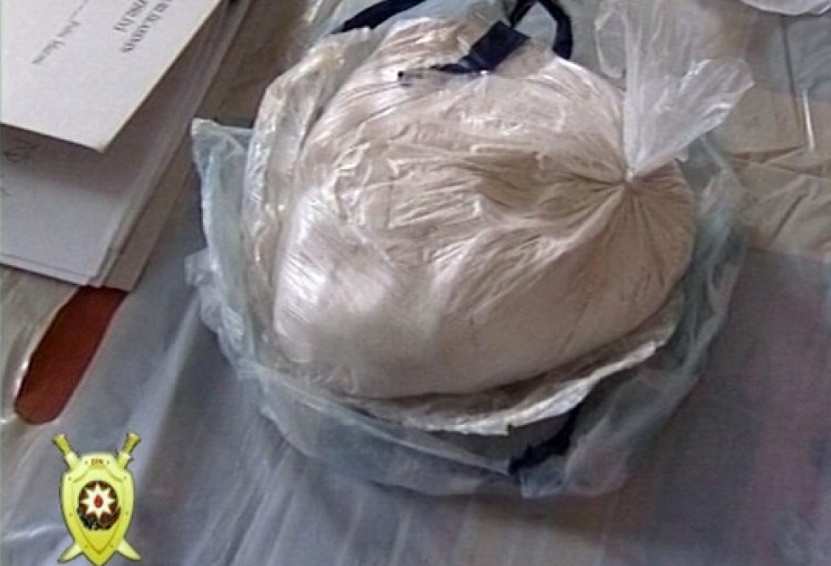 Keçmiş məhkumun evindən bir kiloqrama yaxın heroin götürülüb