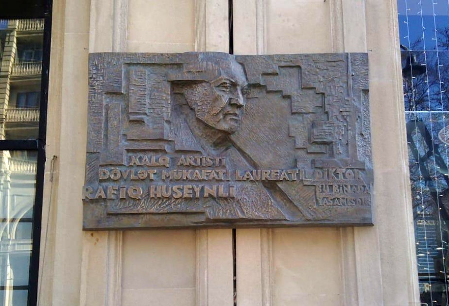 Görkəmli teleaparıcı Rafiq Hüseynovun yaşadığı evin qarşısında barelyefi açılıb