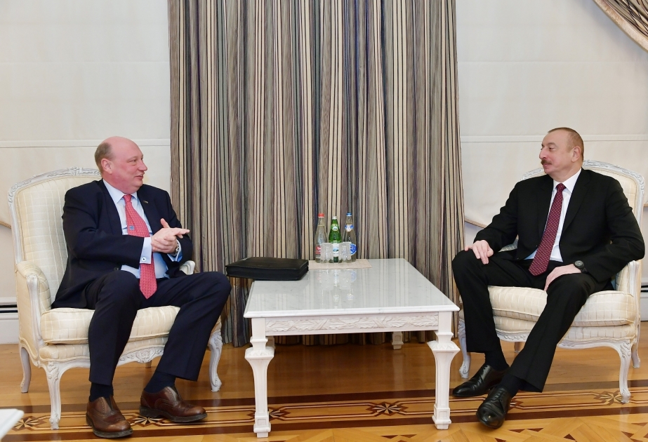 Ilham Aliyev admite a Henrik Hololei