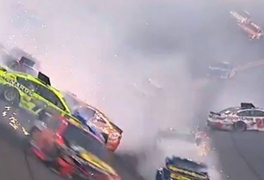 На гонке NASCAR в США произошла авария с участием двух десятков машин