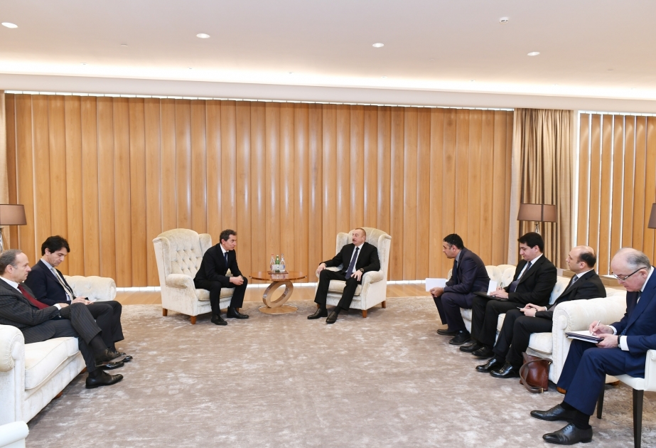 Ilham Aliyev efectúa una entrevista con el subsecretario del Ministerio de Desarrollo Económico de Italia
