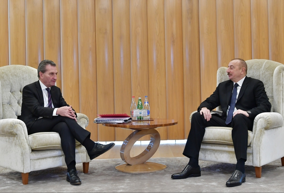 Präsident Ilham Aliyev trifft sich mit EU-Kommissar für Finanzplanung und Haushalt VIDEO