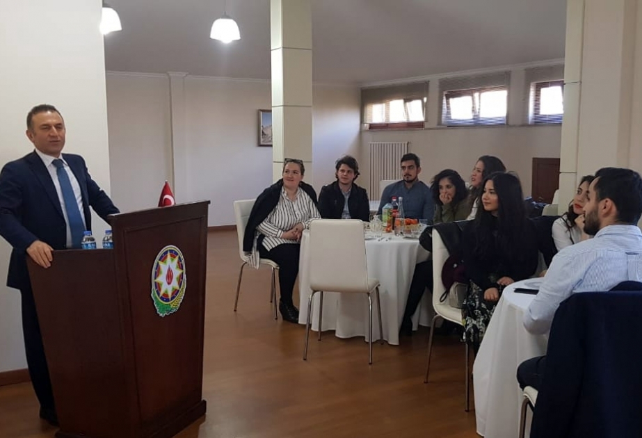 Azərbaycanın İstanbuldakı baş konsulu azərbaycanlı tələbələrlə görüşüb