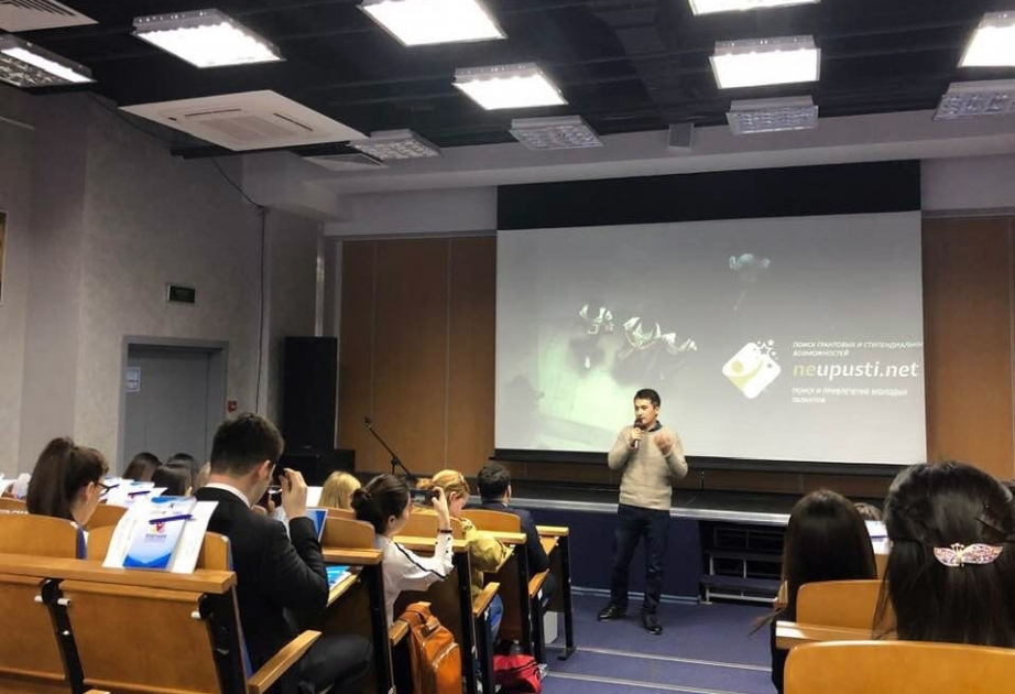 Jóvenes azerbaiyanos participan en el Foro que se celebra en Moscú
