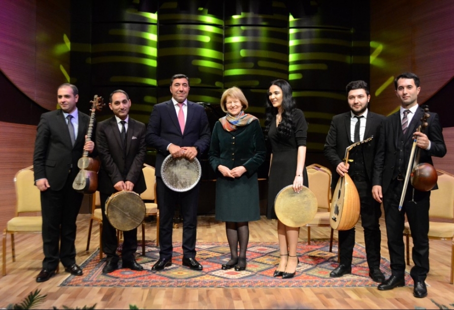 Böyük Britaniyanın Baş nazirinin Azərbaycan üzrə ticarət elçisi Emma Nikolson ölkəmizin musiqi mədəniyyəti ilə tanış olub