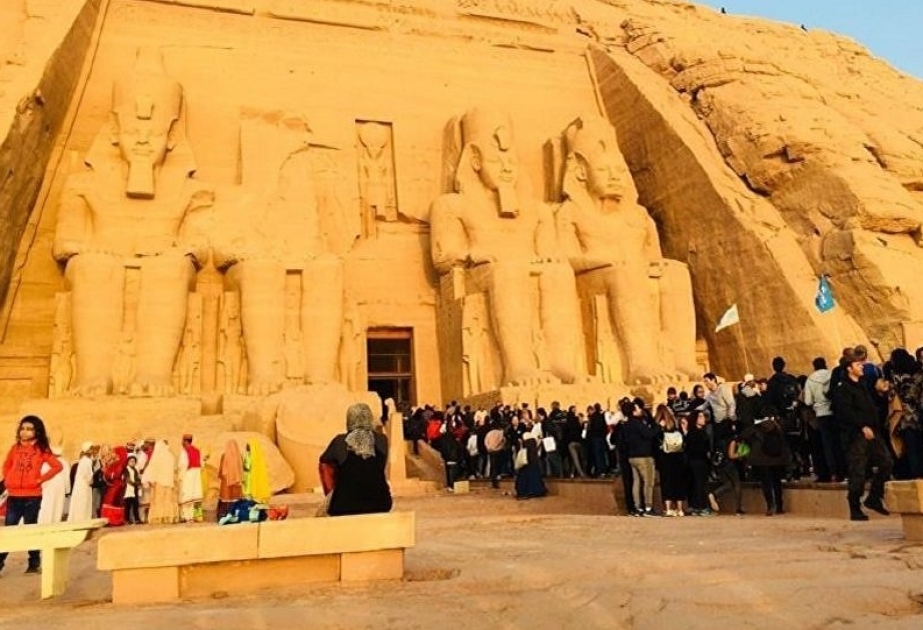 Misirə gələn turistlər fironun “günəşli təbəssümünü” müşahidə etməyə hazırlaşırlar