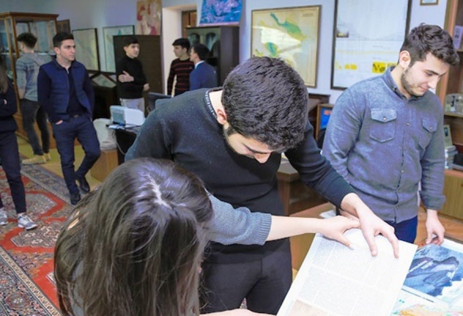 Tələbələr Geologiya və Geofizika İnstitutunun nəşrləri barədə məlumatlandırılıb