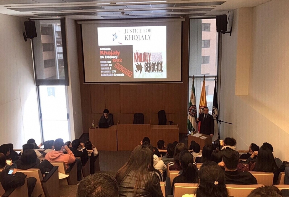 Hamid Zeynalov da una conferencia tocante al genocidio de Joyalí en Colombia