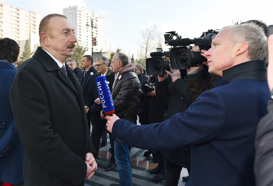 El corresponsal del canal de televisión "Russia-24" entrevista a Ilham Aliyev