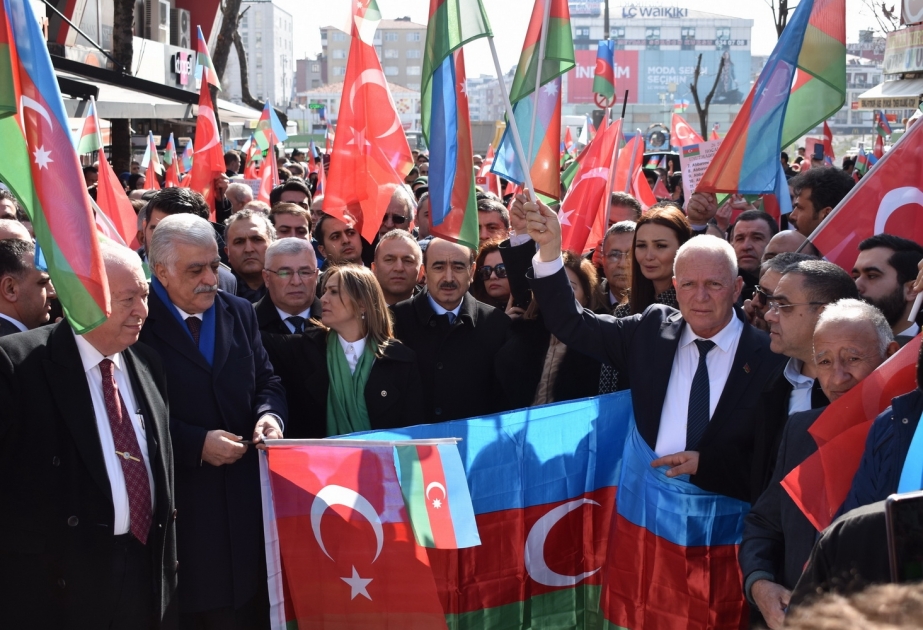 Xocalı soyqırımının 27-ci ildönümü ilə bağlı İstanbulda izdihamlı yürüş keçirilib