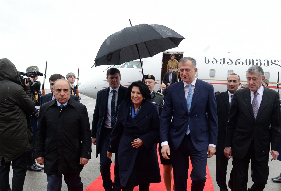 Georgiens Präsidentin Surabischwili zu Besuch in Aserbaidschan eingetroffen