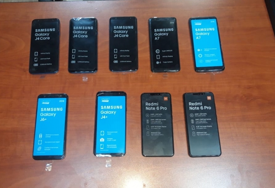 Avtomobildə gizlədilən mobil telefonlar aşkarlanıb