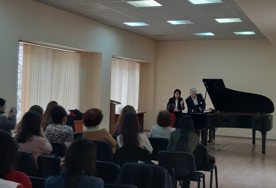 Pianista italiano da clases de máster en Bakú