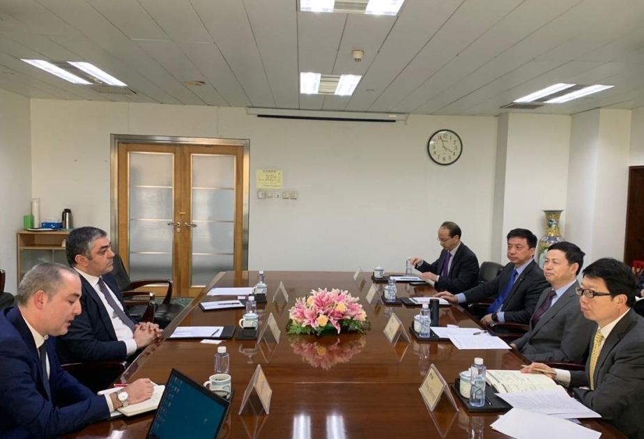 Azerbaijani ministers meet with Huawei management