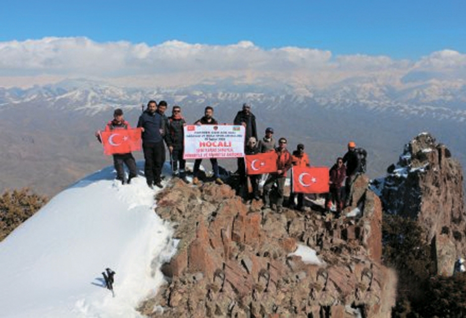 土耳其登山者在哈查达格山上悼念霍贾雷遇难者