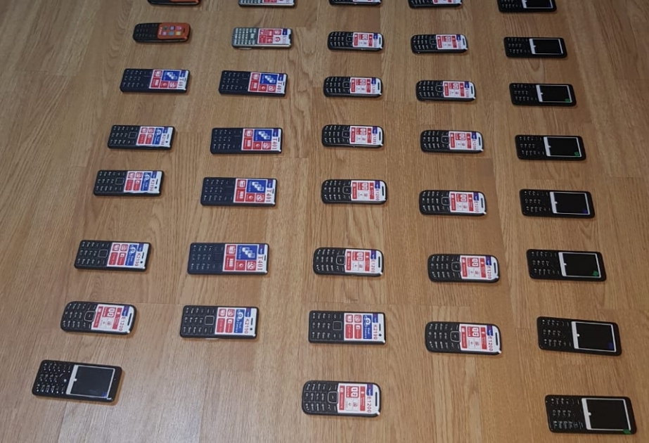 Avtomobildə gizlədilən mobil telefonlar və aksesuarları aşkarlanıb