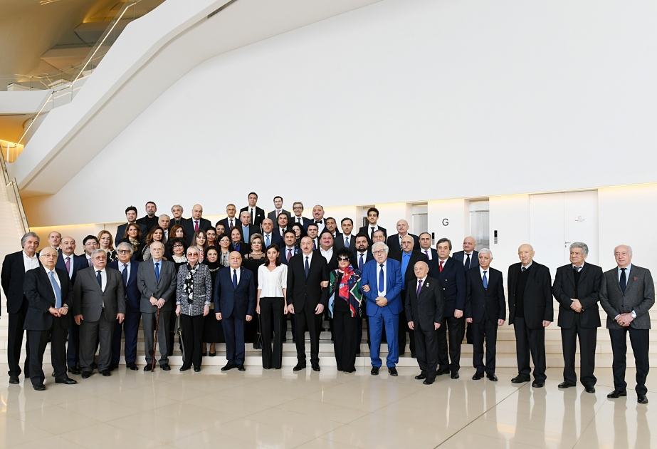 Präsident Ilham Aliyev und First Lady Mehriban Aliyeva treffen sich mit einer Gruppe von Kultur- und Kunstschaffenden VIDEO