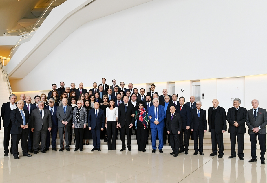 Le président Ilham Aliyev et la première dame Mehriban Aliyeva rencontrent un groupe de personnalités culturelles et artistiques VIDEO