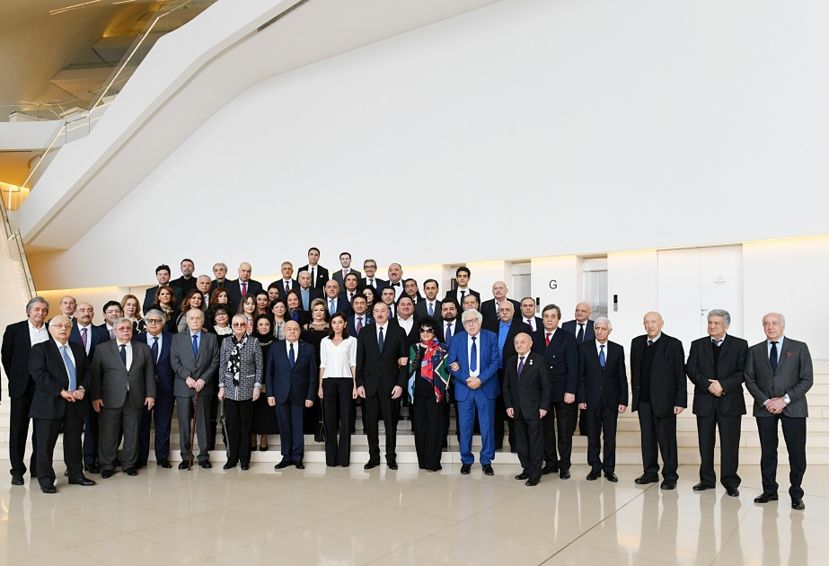Ilham Aliyev y Mehriban Aliyeva sostuvieron un encuentro con figuras de la cultura y el arte