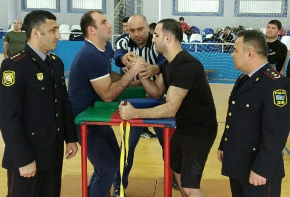 Polis əməkdaşları arasında keçirilən qol güləşi və ağırlıq daşlarının qaldırılması yarışının qalibləri mükafatlandırılıb