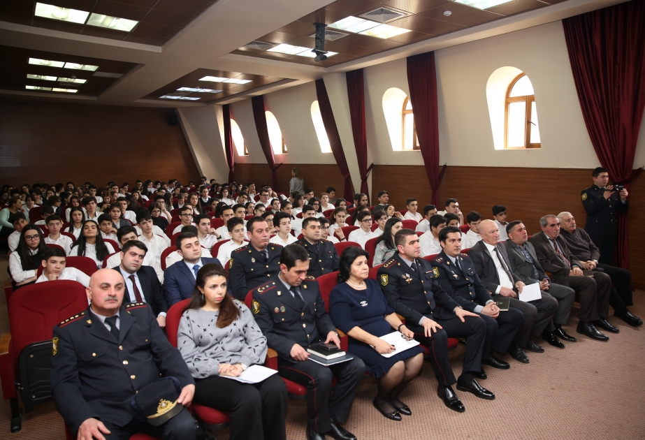 Polis əməkdaşları narkomaniyanın fəsadları barədə şagirdlərin maarifləndirilməsi işini davam etdirirlər
