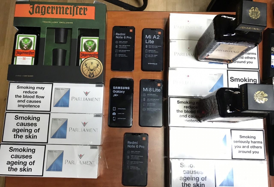 Aksiz markası olmayan siqaretlər, spirtli içkilər və mobil telefonlar aşkarlanıb