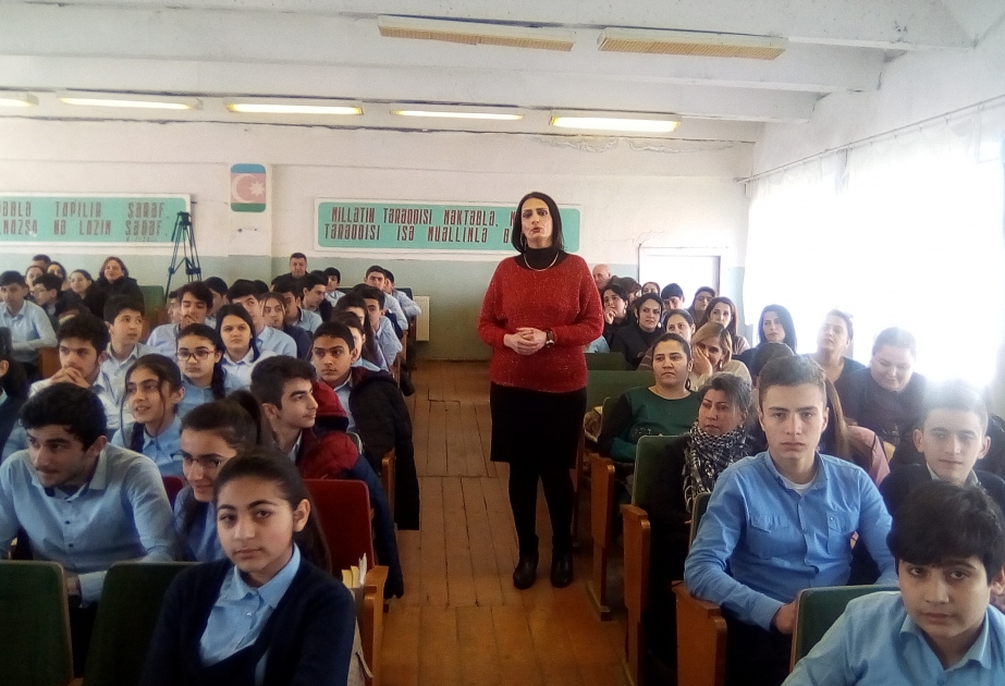 Lənkəran Dövlət Dram Teatrının aktyorları məktəblilərin qonağı olublar