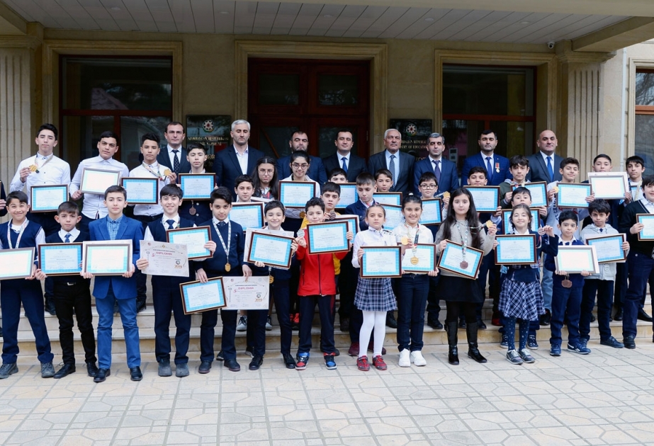 Beynəlxalq yarışdan qələbə ilə dönən məktəblilərə hədiyyələr verilib