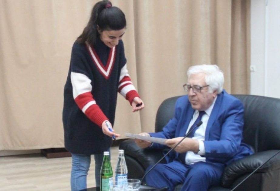 Xalq yazıçısı Anarın tələbələrlə görüşü təşkil edilib