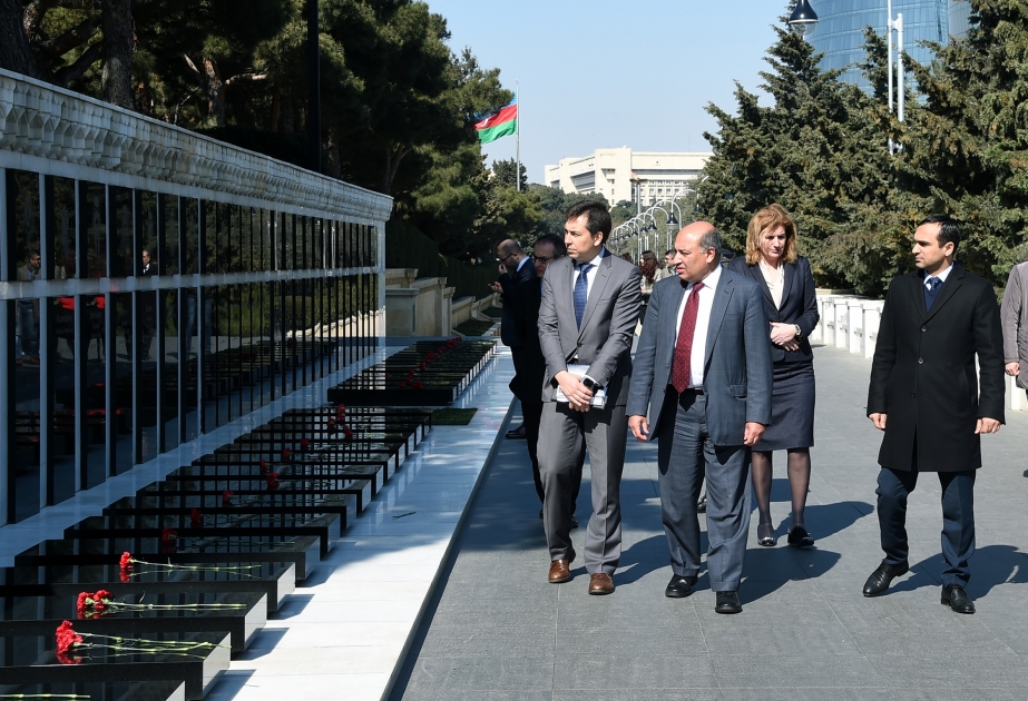 Avropa Yenidənqurma və İnkişaf Bankının nümayəndə heyəti Şəhidlər xiyabanını ziyarət edib
