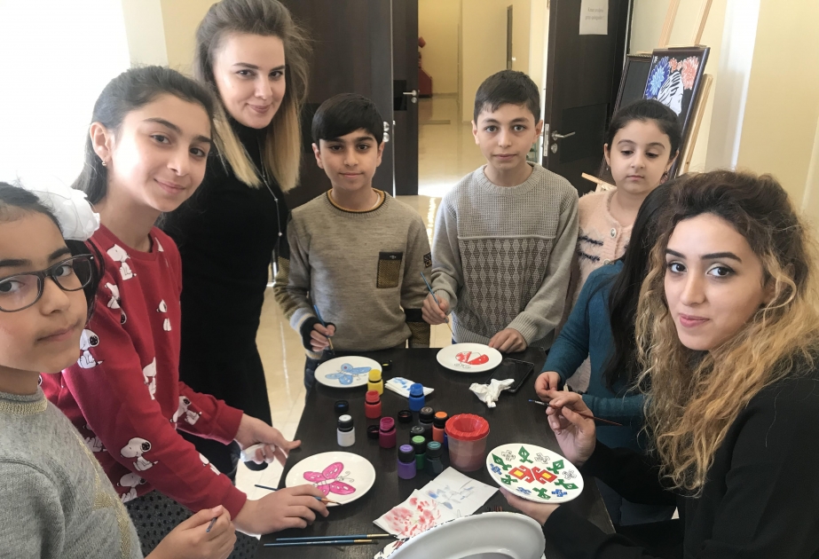 Şagirdlər ebru sənətini öyrənirlər