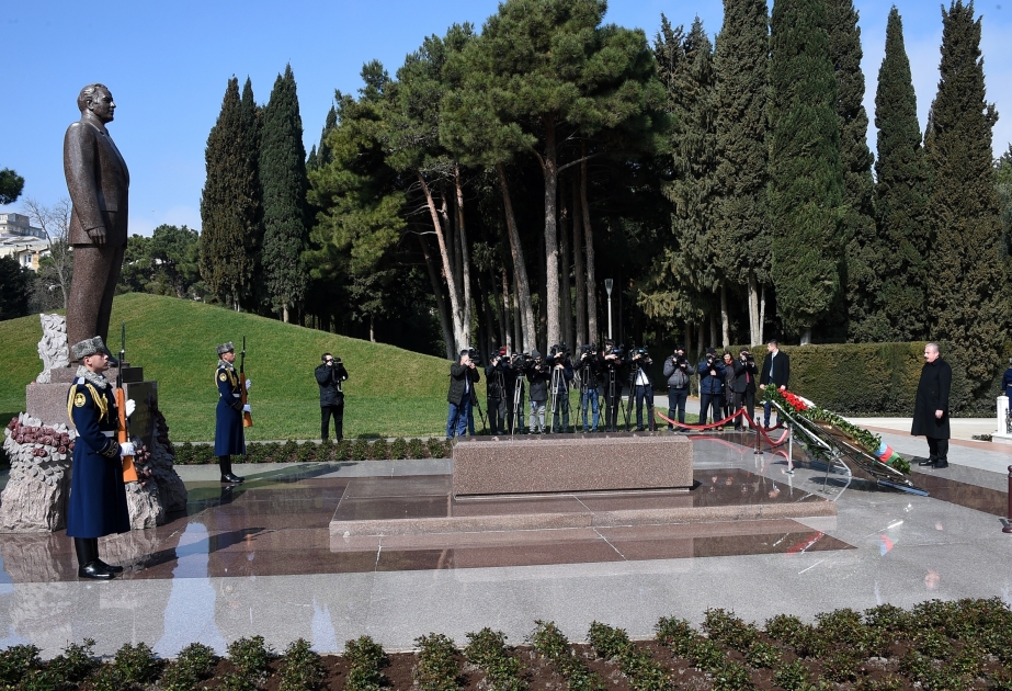 Presidente de la Gran Asamblea Nacional Turca rinde homenaje a la memoria del gran líder nacional de Azerbaiyán